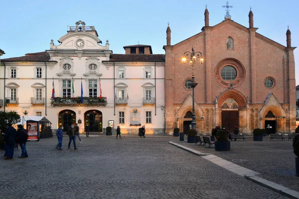 Asti, Piedmont, İtalya - 01-08-2022 - St. Secondo Meydanı ve Saint Secondo Kilisesi
