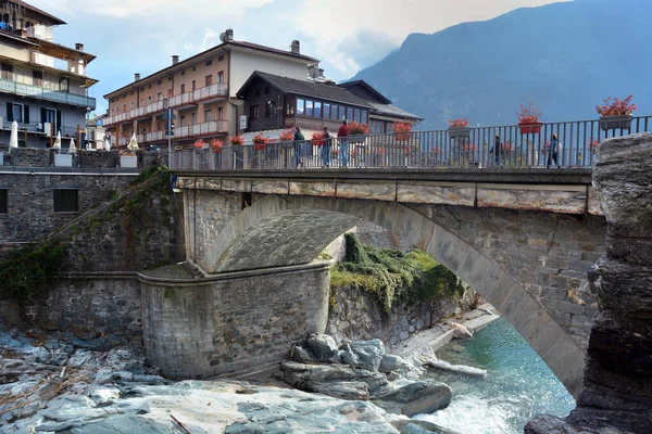 Pont Saint Martin, Aosta Vadisi, İtalya. - 10 / 11 / 2020 - Lys Nehri üzerindeki köprü.