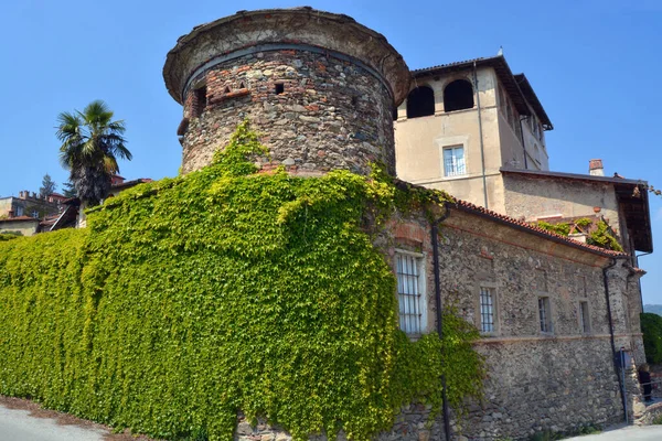 Costigliole Saluzzo, Piedmont, İtalya - L Castlot adındaki antik şatonun kulesi