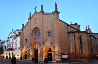 Asti, Piedmont, İtalya - 01-08-2022 - St. Secondo Meydanı ve Saint Secondo Kilisesi