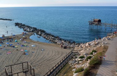 Termoli, Molise, İtalya -08-29-2022 - Trabucco Adriyatik Denizi kıyısındaki geleneksel balık ağıdır..