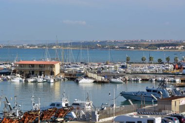 Termoli, Molise, İtalya - 08-29-2022 - Rıhtımda demirli balıkçı tekneleri olan eski liman