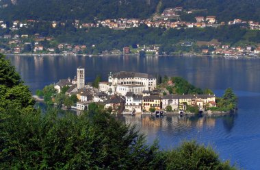 Orta San Giulio, Orta Gölü, Piedmont, İtalya San Giulio Adası ile manastır ve park