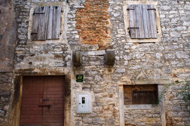 bale mezar evin duvarlarını