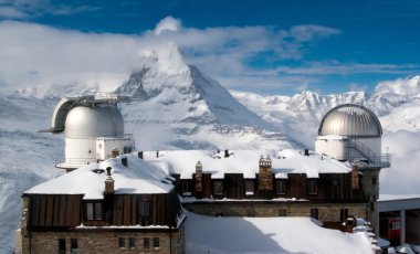 matterhorn tepe üzerinde arka plan ile gornergrat Gözlemevi