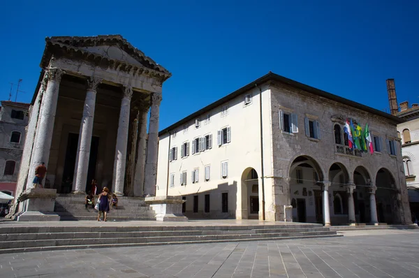 Luogo con tempio romano e municipio — Foto Stock