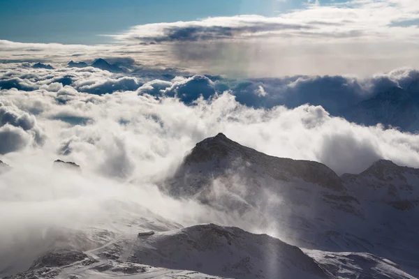 Het gebergte boven de wolken met het zonlicht — Stockfoto