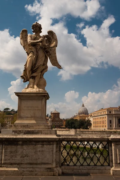 Standbeeld van engel op brug met St. Peter's Basiliek op pagina — Stockfoto