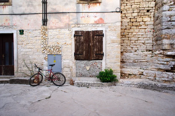 Bicicletta rossa sulla strada del centro storico Immagine Stock