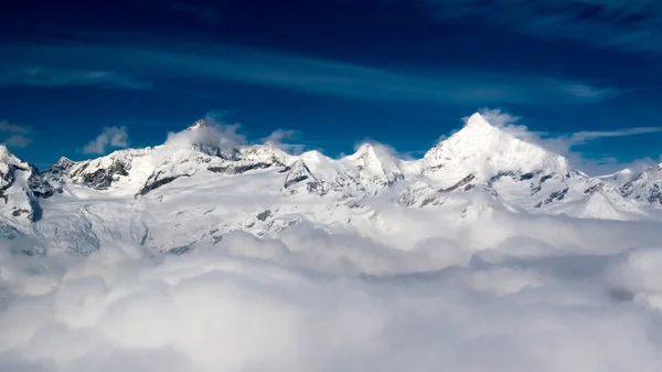 Berge und Wolken lizenzfreie Stockfotos