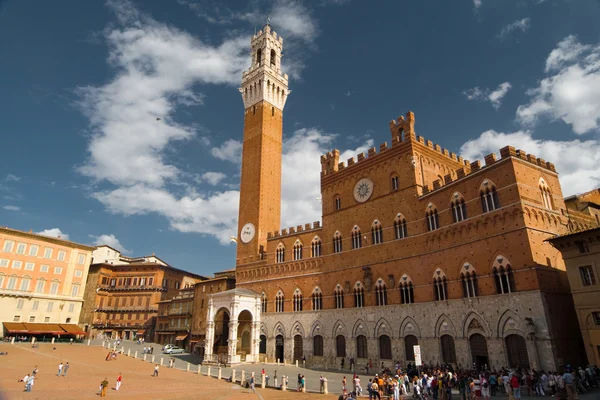 Rathaussturm in Siena mit einem Teil des Platzes lizenzfreie Stockfotos