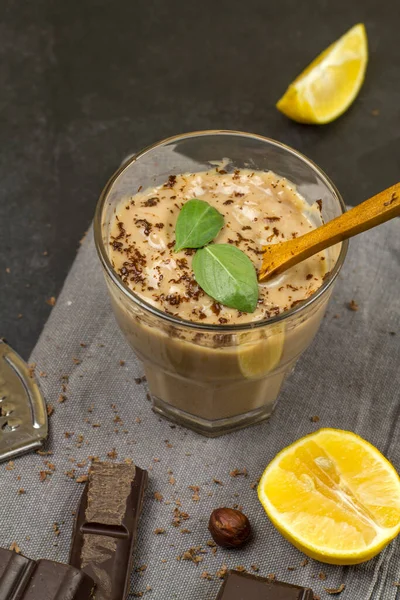 Fesleğenli Çikolatalı Karamelli Puding — Stok fotoğraf