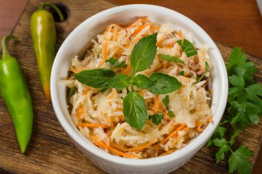 Havuçlu ve elmalı Daikon beyaz turp salatası. Sağlıklı beslenme.