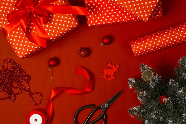 Rotes Geschenkpapier Schleifen Scheren Und Geschenkboxen Auf Dem Tisch — Stockfoto