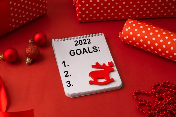 Цели 2022 Год Чистом Листе Бумаги Среди Рождественских Подарков Красном — стоковое фото