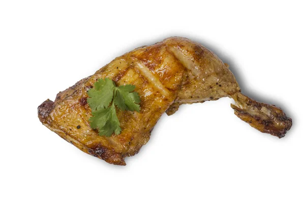 烤鸡肉腿 金黄色的皮和香菜叶 白色背景隔离 — 图库照片