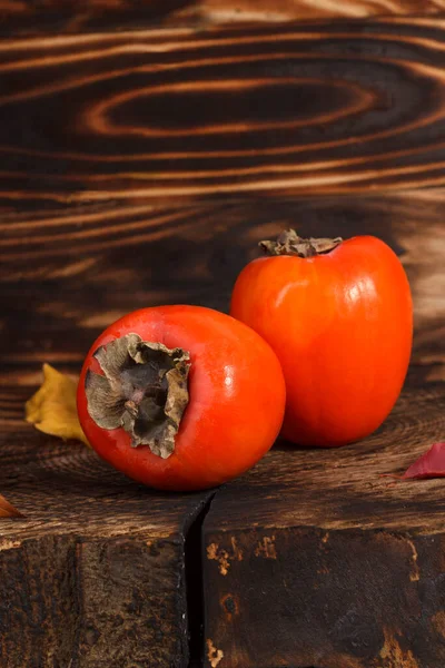 Frutta Fresca Cachi Arancio Tavola Legno Con Foglie Autunnali — Foto Stock