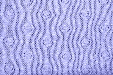 Örgü yün süveterin dokusu çok moda Peri renginde. Yılın Rengi 2022 Moda Konsepti