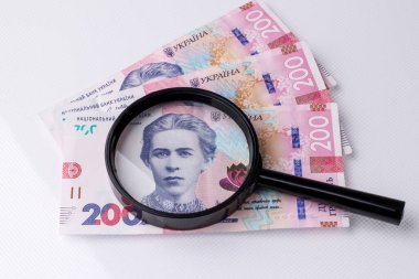 Ukrayna 'nın ulusal para birimi Hryvnia' dır. 200 Hryvnia 'lık Ukrayna banknotundaki büyüteç. Ukrayna parası.