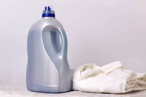 Grijze Grote Plastic Fles Voor Vloeibaar Wasmiddel Met Schone Items — Stockfoto