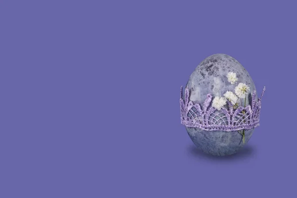 Vintage Marble Easter Egg Trendy Very Peri Background Copy Space — Stock Photo, Image
