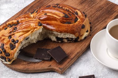 Hafif arka planda çikolata parçalı tatlı çörek..