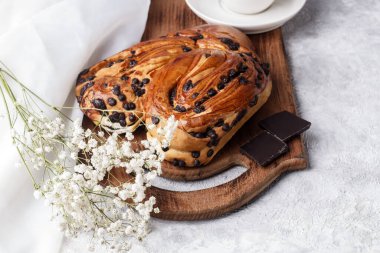 Hafif arka planda çikolata parçalı tatlı çörek..