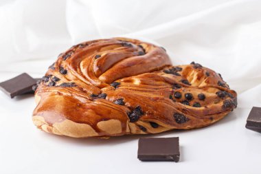 Hafif arka planda çikolata parçalı tatlı çörek..