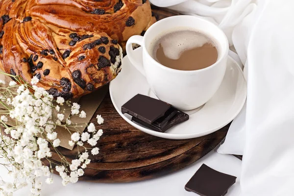 Uma Xícara Café Com Leite Pão Fresco Com Pedaços Chocolate — Fotografia de Stock