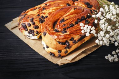 Ev yapımı pişirme. Bir parça çikolata ve bir parça çigila ile yakın çekim..