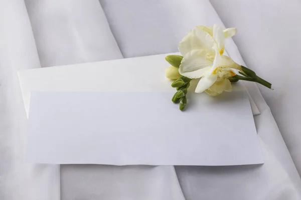 Esküvői Vaktöltény Egy Boríték Egy Finom Fréziai Virággal Asztalon Felülnézet — Stock Fotó