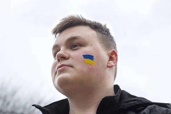 Młody Facet Pomalowaną Ukraińską Żółto Niebieską Flagą Policzku Inwazja Rosji — Zdjęcie stockowe