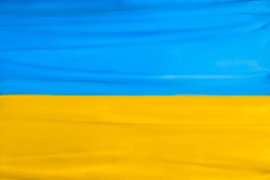 Ukrayna 'nın mavi ve sarı ipek bayrağı. Ukrayna 'nın devlet sembolleri. Yakın plan, seçici odak, arkaplan.