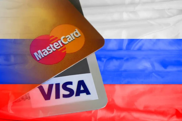 Ukraina Odessa Marzec 2022 Karty Plastikowe Mastercard Visa Tle Flagi — Zdjęcie stockowe