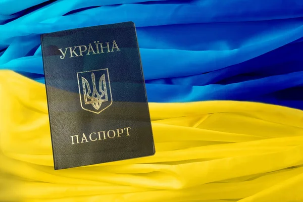 Passaporto Cittadino Ucraino Sullo Sfondo Della Bandiera Ucraina Stato Ucraino — Foto Stock
