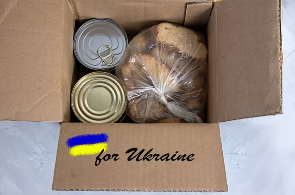 Pudełko Kartonowe Puszką Jedzenia Krakersy Aby Pomóc Mieszkańcom Ukrainy Pomoc — Zdjęcie stockowe
