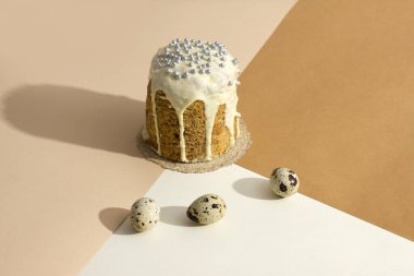 Enfes bir tadı olan geleneksel Paskalya pastası. Paskalya kartının minimalizmi. Moda izometrik bej arka plan. Yaratıcı kartpostal