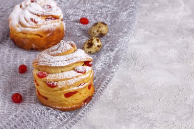Paskalya pastası kabuğu. Kurutulmuş kirazlı Cruffinler, üzerine pudra şekeri serpiştirilmiş. Ev yapımı Paskalya kurabiyelerinin yakın çekimi.