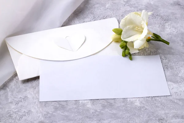 Blanc Mariage Une Enveloppe Avec Une Délicate Fleur Freesia Sur — Photo