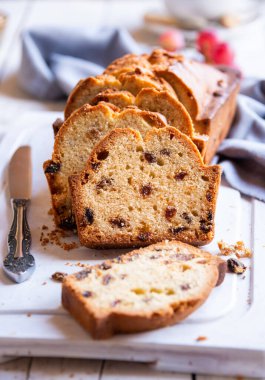 Kuru üzümlü tatlı meyveli pasta, lezzetli ev yapımı tatlı.