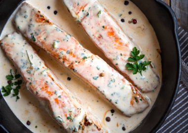 Kızarmış tavada krema soslu haşlanmış somon balığı.