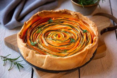 Havuçlu sebze turtası, kabak, sağlıklı yiyecek.