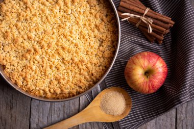 Elmalı turta, geleneksel ev yapımı tatlı pasta.