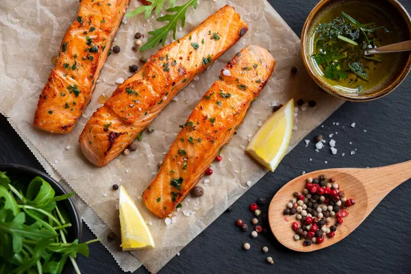 Filé Peixe Salmão Cozido Com Ervas Limão Legumes — Fotografia de Stock