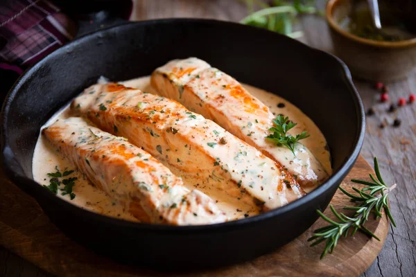 Peixe Salmão Cozido Com Molho Creme Frigideira Preta — Fotografia de Stock