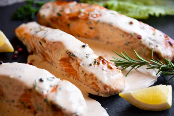 Peixe Salmão Cozido Com Molho Creme Frigideira Preta — Fotografia de Stock