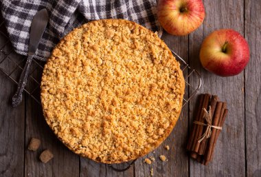 Elmalı turta, geleneksel ev yapımı tatlı pasta.