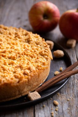 Elmalı turta, geleneksel ev yapımı tatlı pasta.