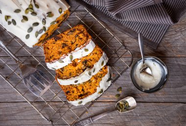 Fındıklı balkabağı ekmeği, geleneksel sonbahar tatlısı.