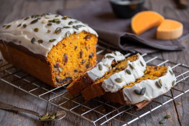 Fındıklı balkabağı ekmeği, geleneksel sonbahar tatlısı.